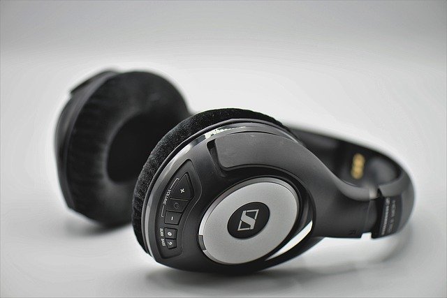 headphones-gef4b5135d_640