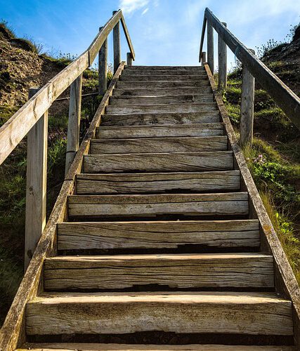 Jak układać drewniane schody?
