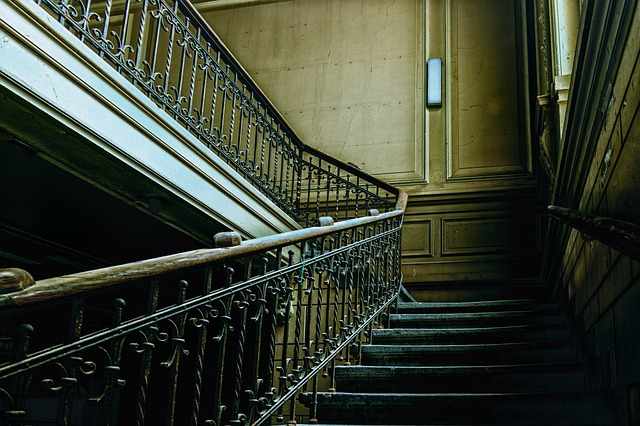 Jak wybrać odpowiednie schody zabiegowe w Warszawie?