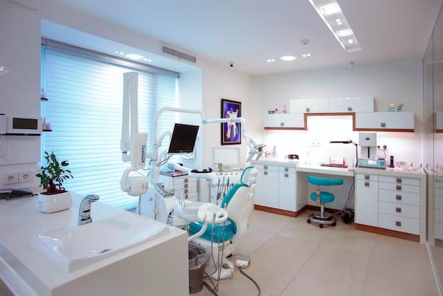 Profilaktyczne leczenie u stomatologa na Pradze Południe