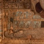 Dlaczego faraon Ozyrys był ukazany owinięty w bandaże jak mumia? Tajemnice i znaczenie symboliczne jego mitycznego wizerunku