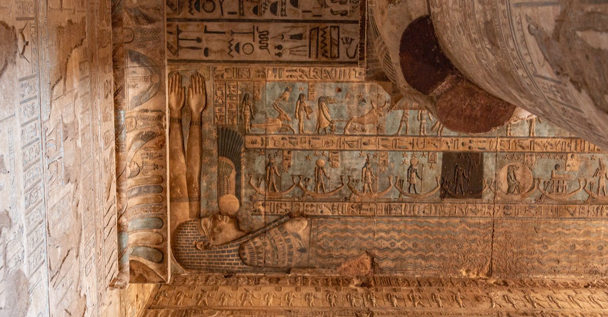 Dlaczego faraon Ozyrys był ukazany owinięty w bandaże jak mumia? Tajemnice i znaczenie symboliczne jego mitycznego wizerunku