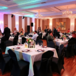 Jak wynająć stoły na imprezę w Krakowie, aby zapewnić komfort i estetykę wydarzenia wynajem stołów kraków